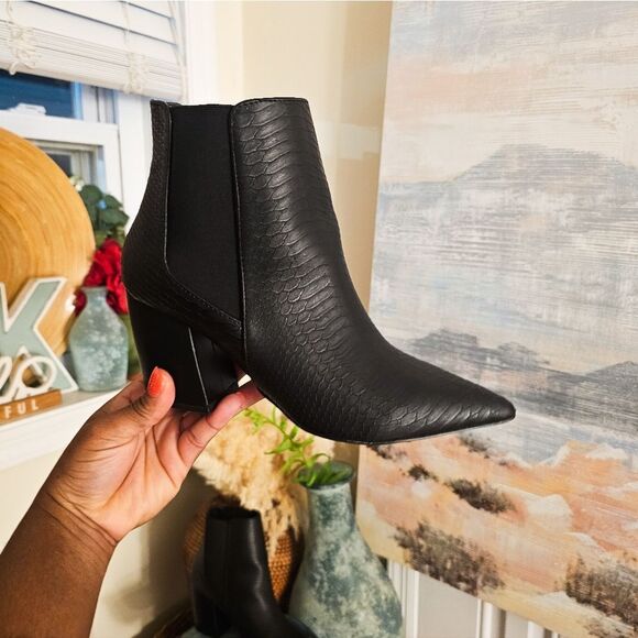 Qupid Snakeskin Print Elastic Side Ankle Booties - Size 8.5 - Picture 12 of 15